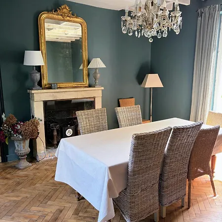 Prázdninový dům Authentique Relais De Poste 1880 Renove, Jardin, Centre-ville